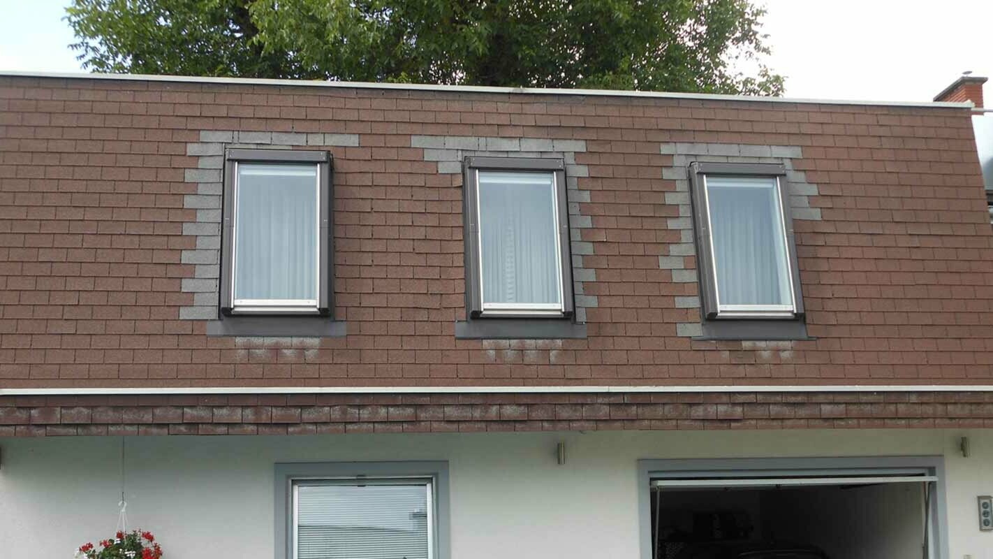 Przed rozbudową dachu z dachówką PREFA z trzema oknami