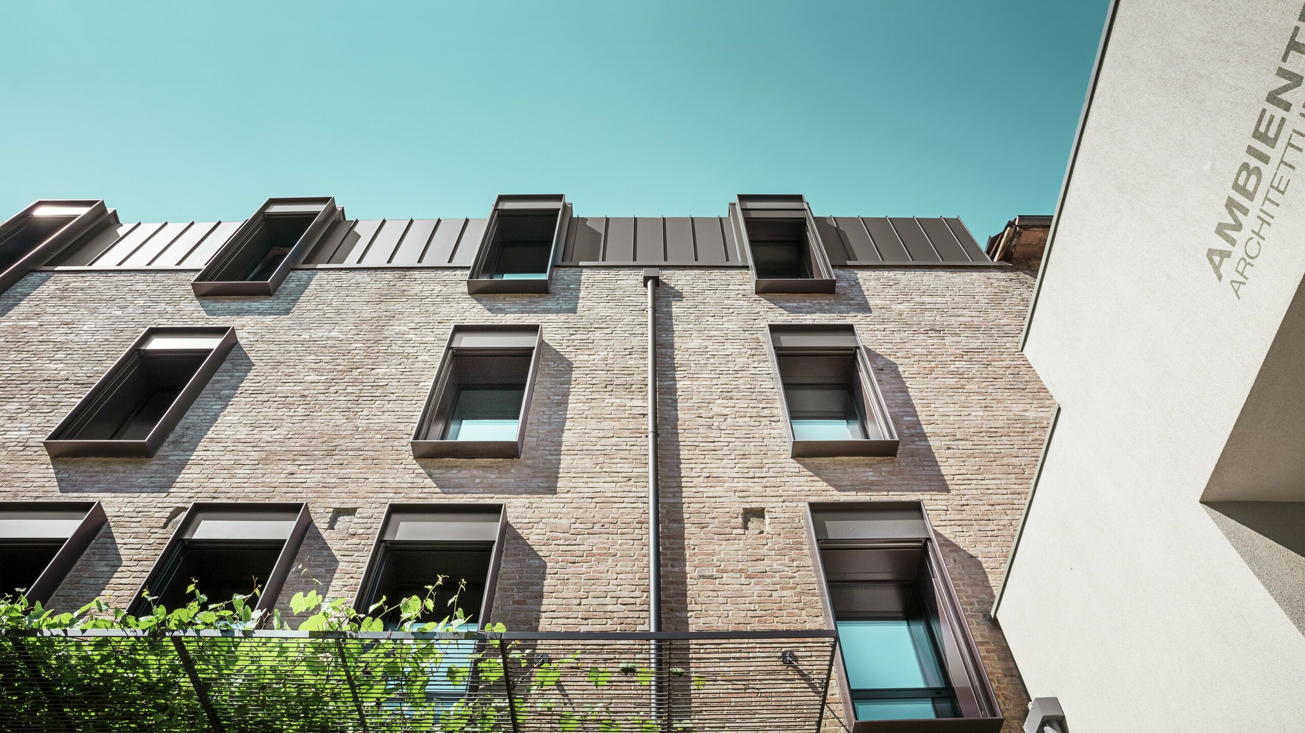 Tradycyjny dom z cegły we Włoszech z trwałym dachem aluminiowym PREFALZ w kolorze P.10 orzechowy brąz – harmonijne połączenie śródziemnomorskiej architektury i nowoczesnego rozwiązania dachowego.