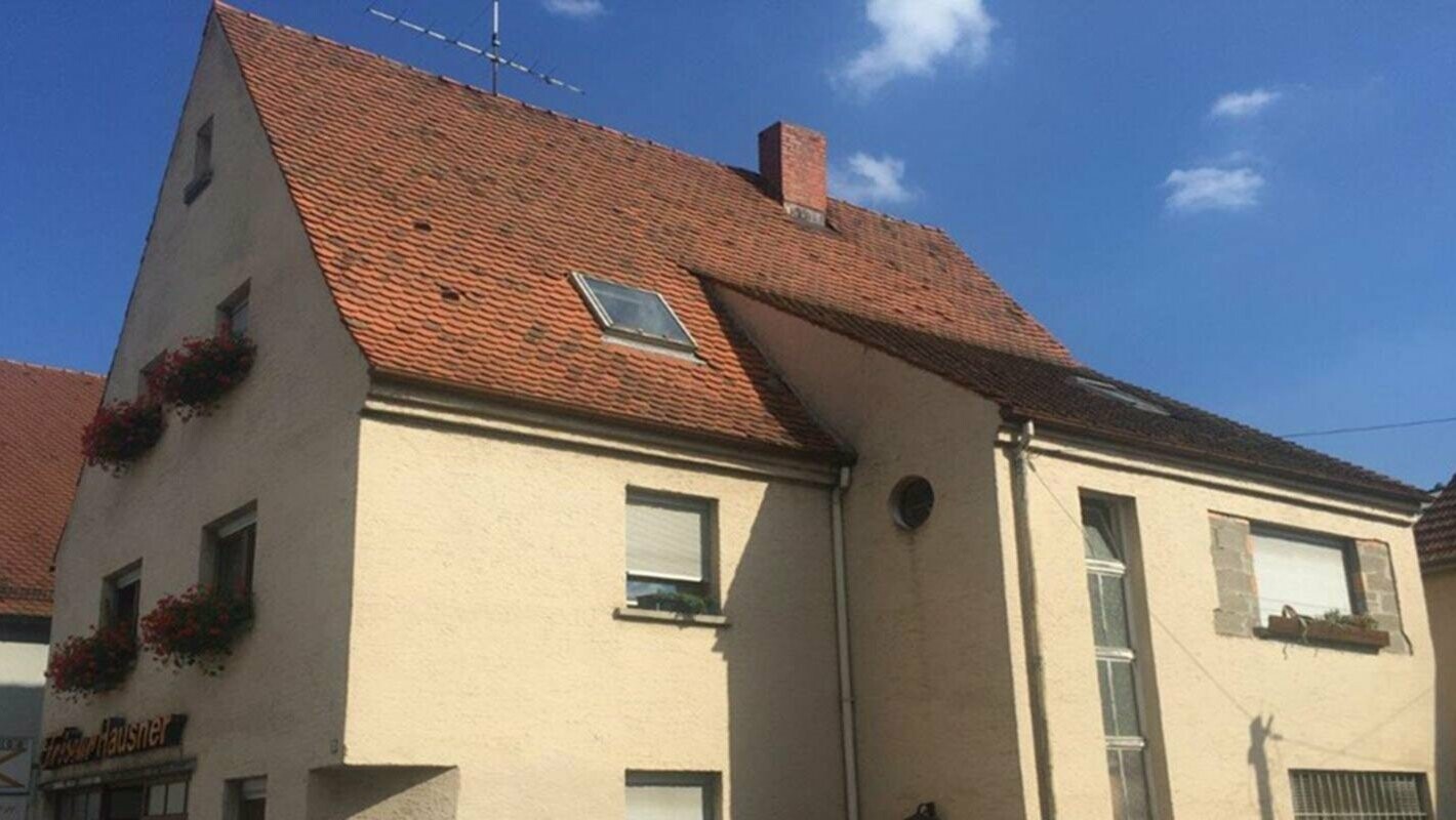 Dom przed modernizacją dachu z płytą dachową PREFA