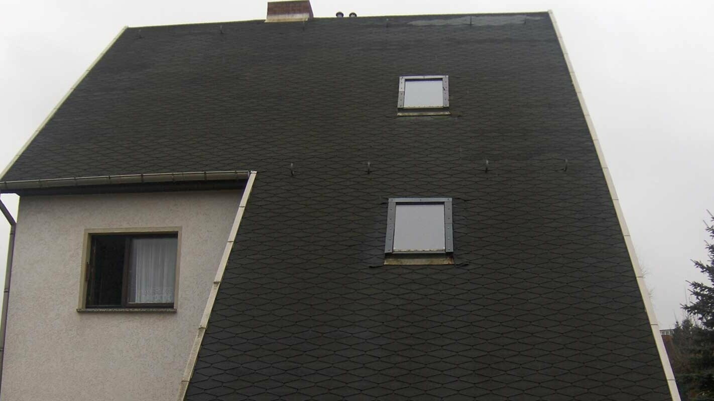 Długa powierzchnia dachu przed modernizacją dachu domu jednorodzinnego z dachówką rombową PREFA