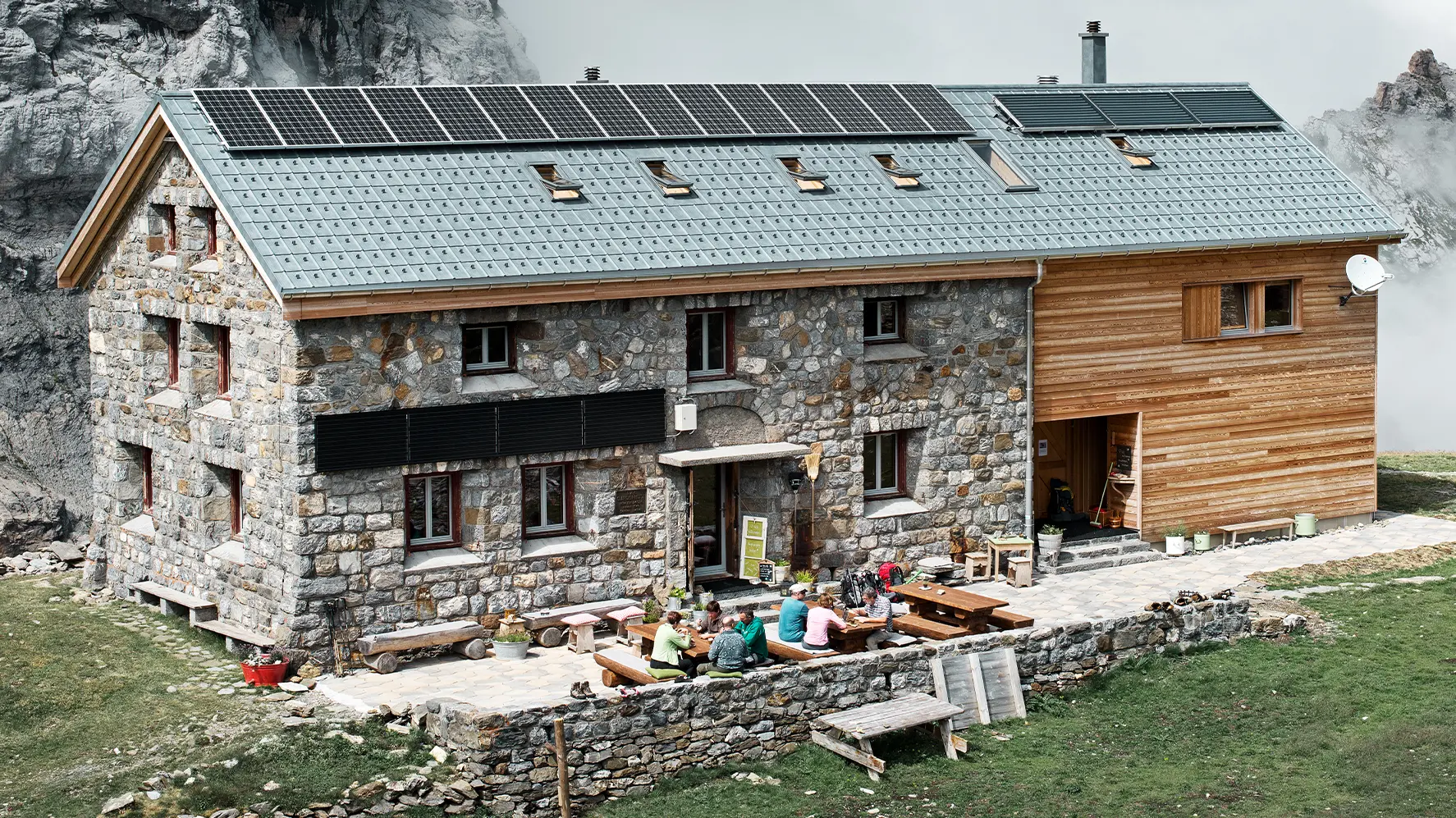 Szwajcarskie schronisko Claridenhütte znajduje się na wysokości ponad 2000 metrów i zostało pokryte dachówka klasyczna PREFA w kolorze P.10 szary kamienny.