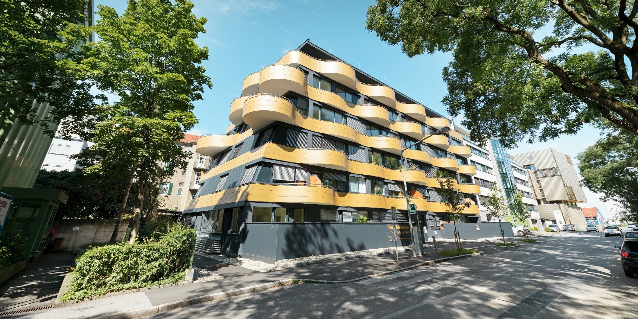 Wohnhausanlage "goldene Welle" in Graz, Österreich, mit der Aluminium Verbundplatte in Gold, die Balkone wurden in Wellen gerundet 