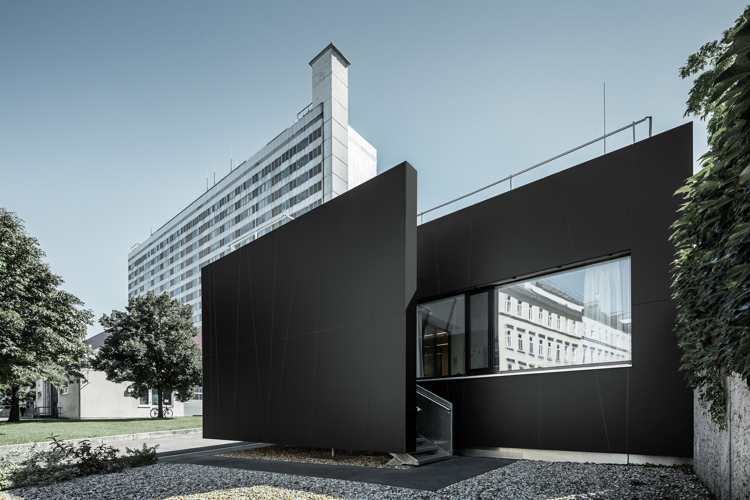 Frontalansicht der zentralen Notaufnahme der Klinik Landstraße in der Juchsgasse in Wien wurde mit PREFABOND Aluminium Verbundplatten in der Farbe schwarzgrau verkleidet.