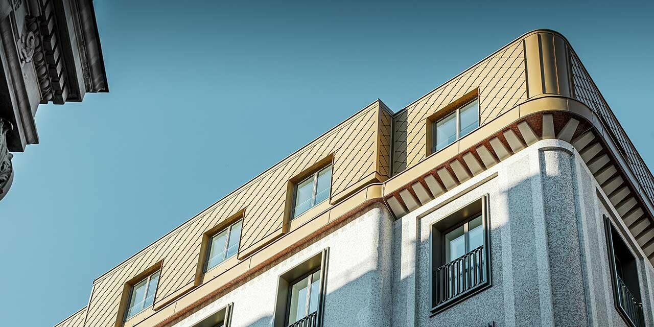 Rozbudowa strychu w inwestycji Korb Etagen w Wiedniu. Poszycie konstrukcji wykonano z rombu fasadowego PREFA 29 × 29 w kolorze złotym perłowym.