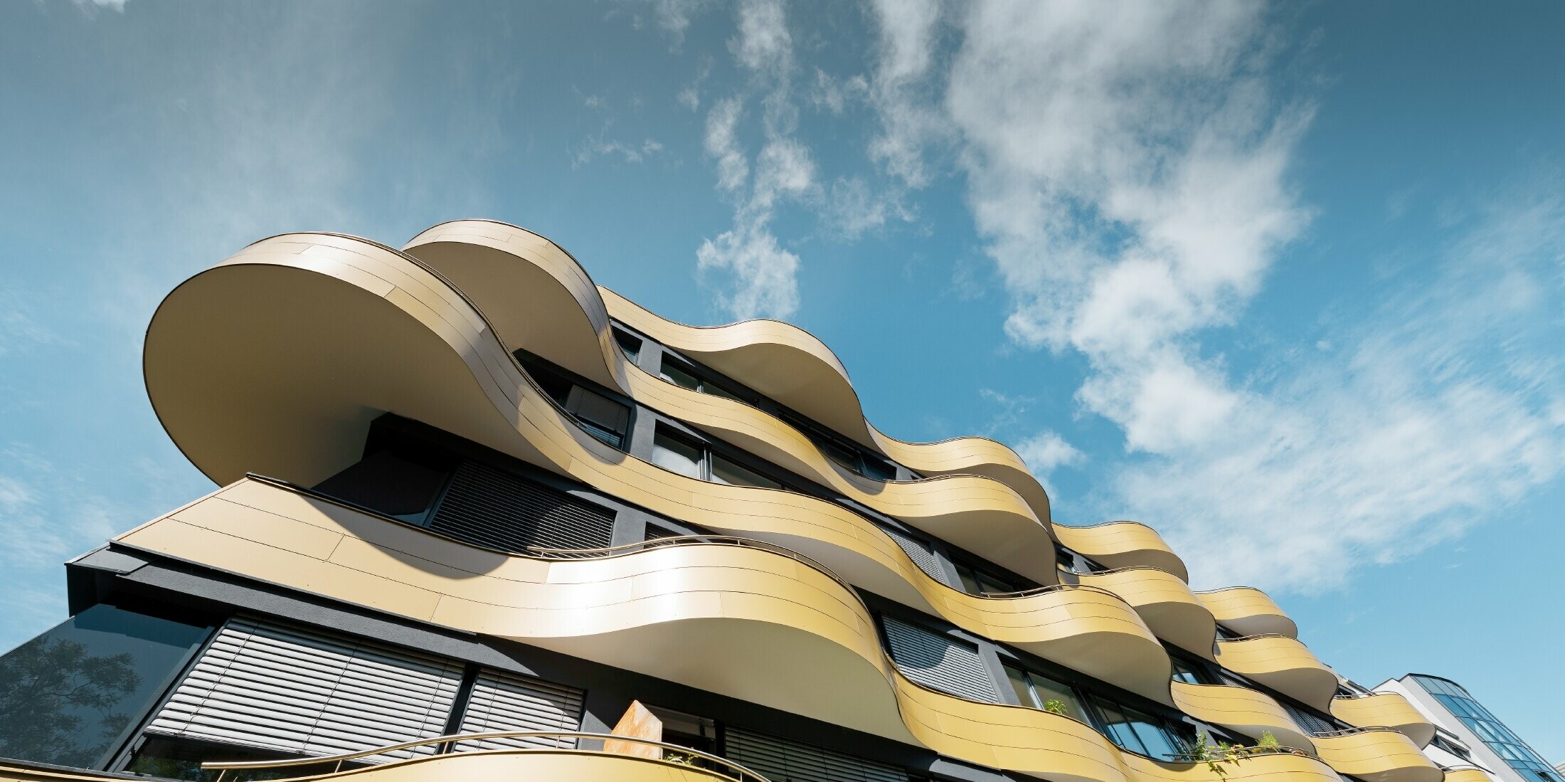 Ansicht von unten der goldenen Balkone in Graz, die mit PREFA Alu Verbundplatten verkleidet wurden