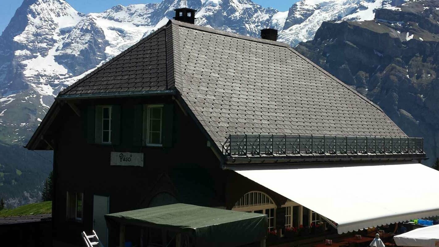 Przed modernizacją dachu półszczytowego górskiej chaty z dachówką PREFA i stoperami śniegowymi