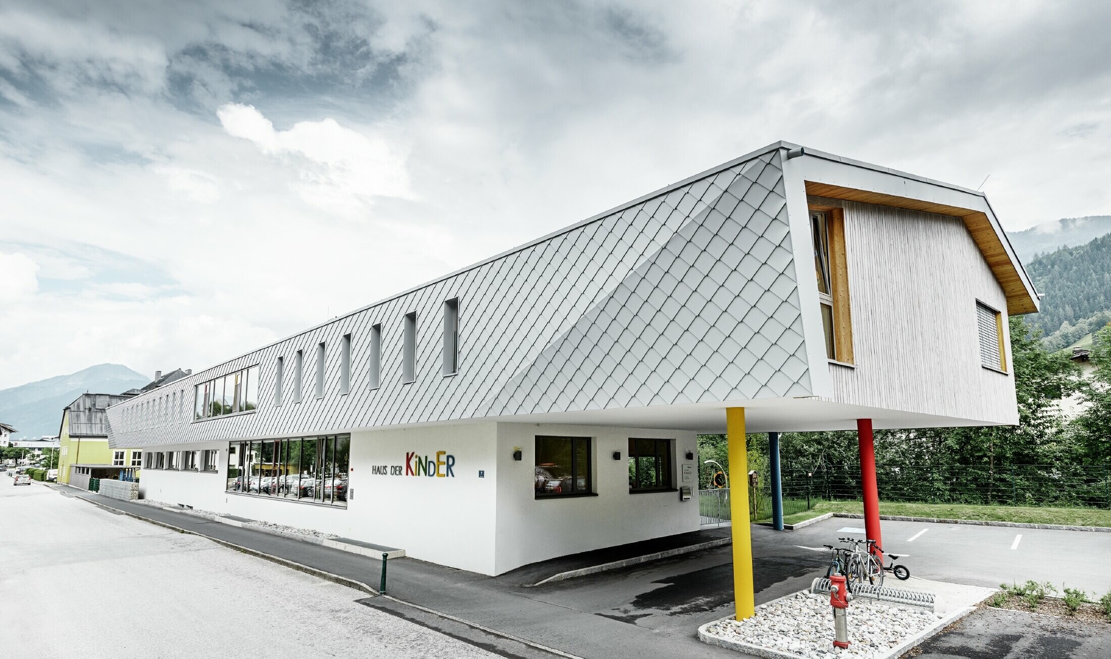 Nowo wybudowane przedszkole w Kaprun z nowoczesną aluminiową elewacją wykonaną z rombu fasadowego PREFA w kolorze bieli prefa