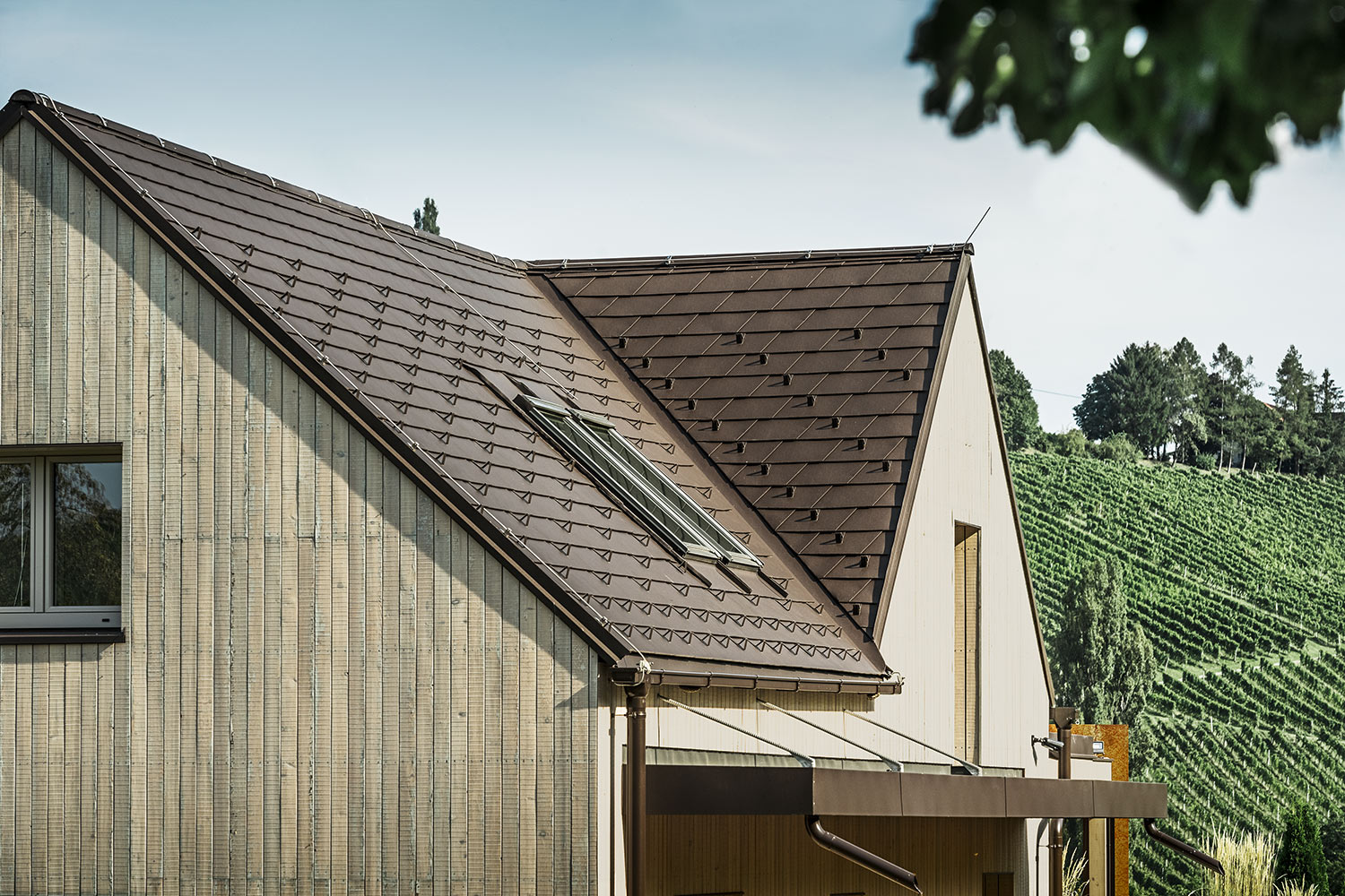 Obiekty referencyjne PREFA Systemy dachowe Dachówka łupkowa 11 P.10 orzechowy brąz