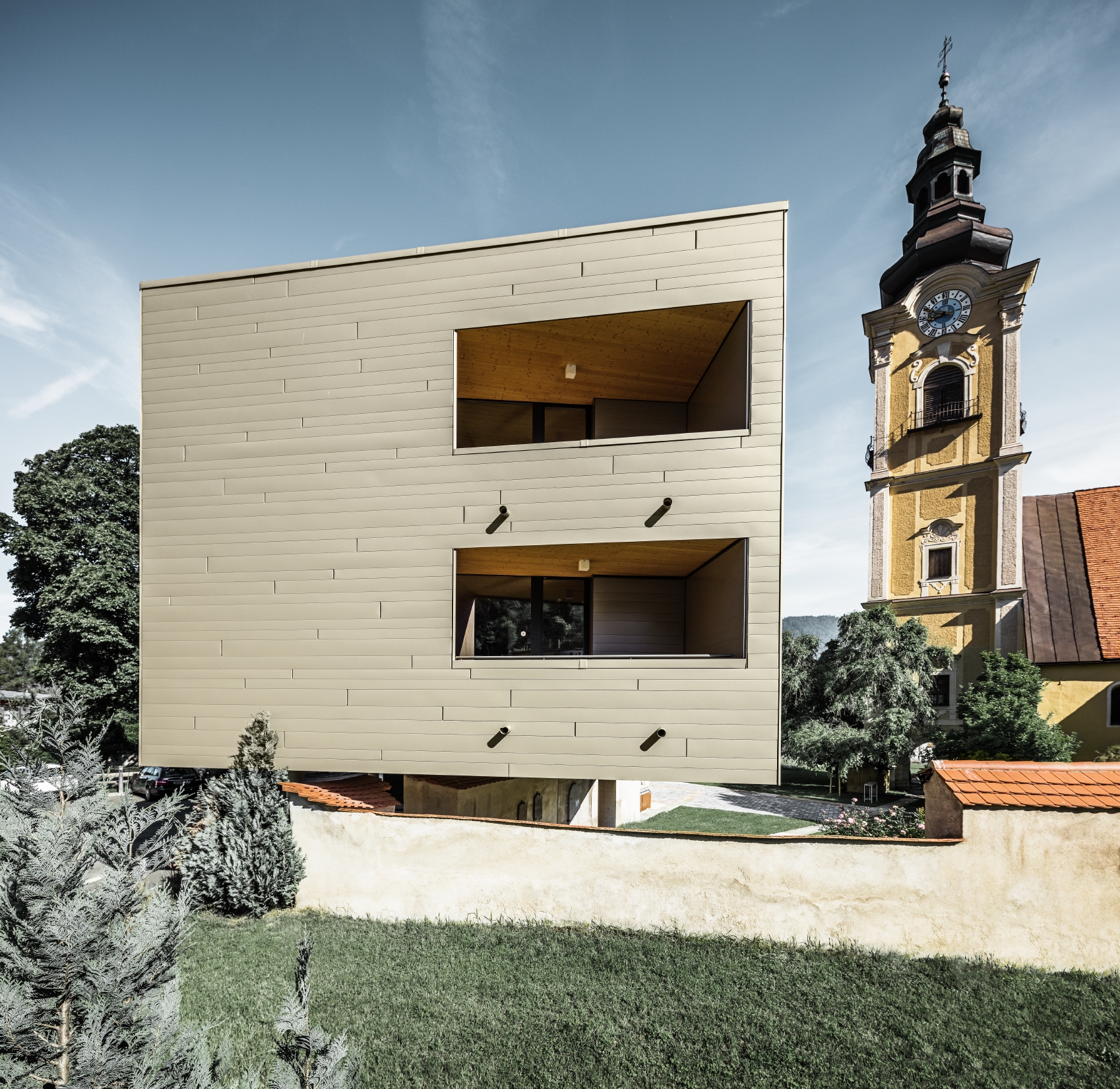 Budynek firmowy EMA, elewacja jest obłożona aluminiowymi płytami kompozytowymi PREFA w kolorze brązowym i antracytowym.