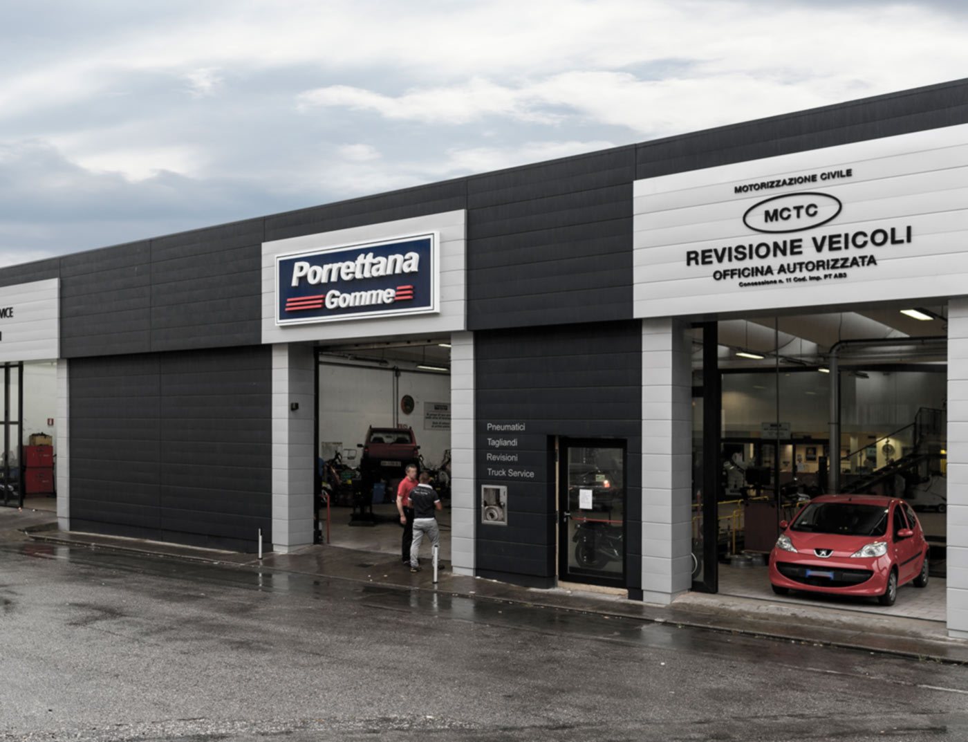 Salon samochodowy z aluminiową elewacją z sidingami PREFA w kolorze czarnoszarym.