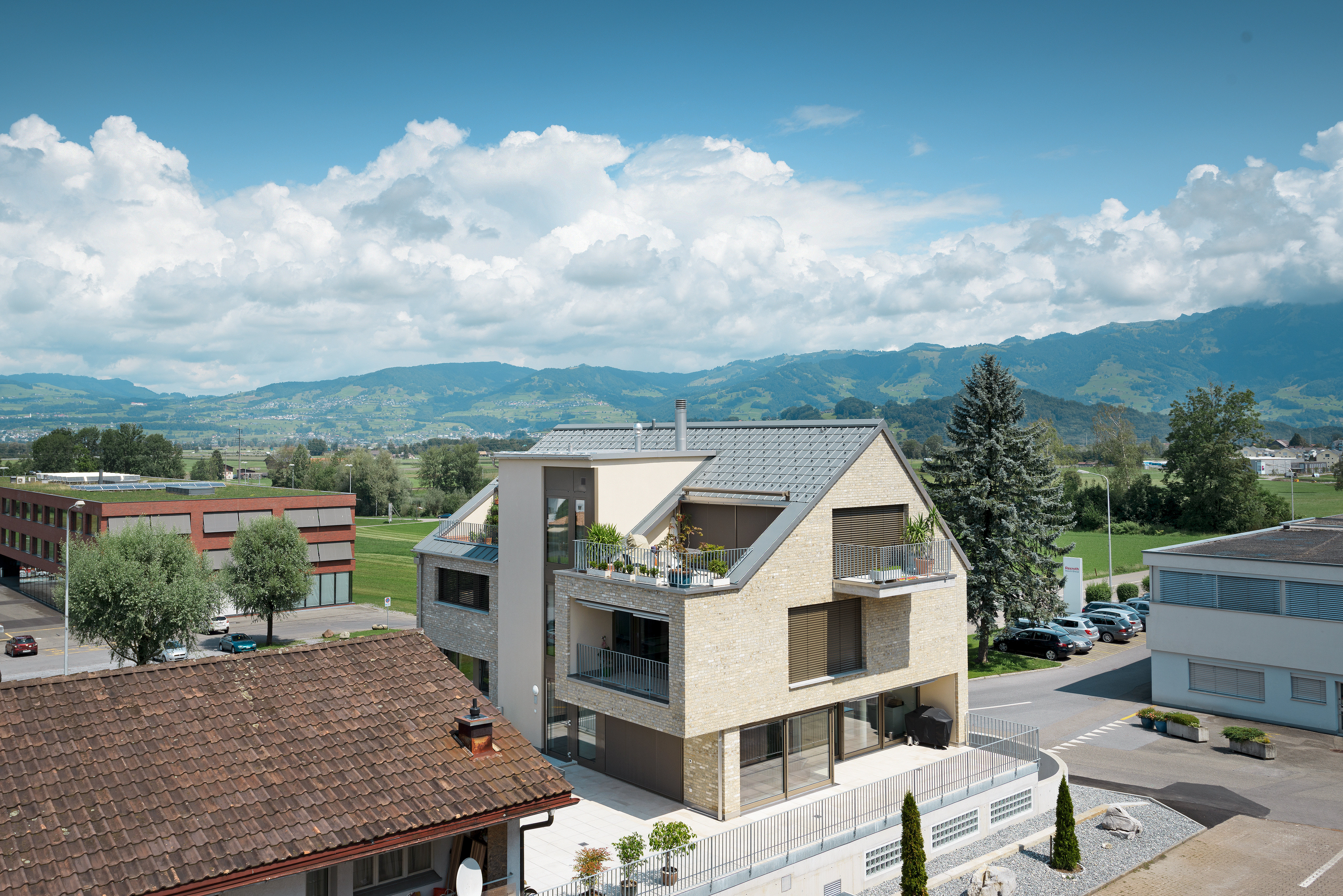 Obiekty referencyjne PREFA Systemy dachowe Dachówka klasyczna 07 P.10 jasnoszary