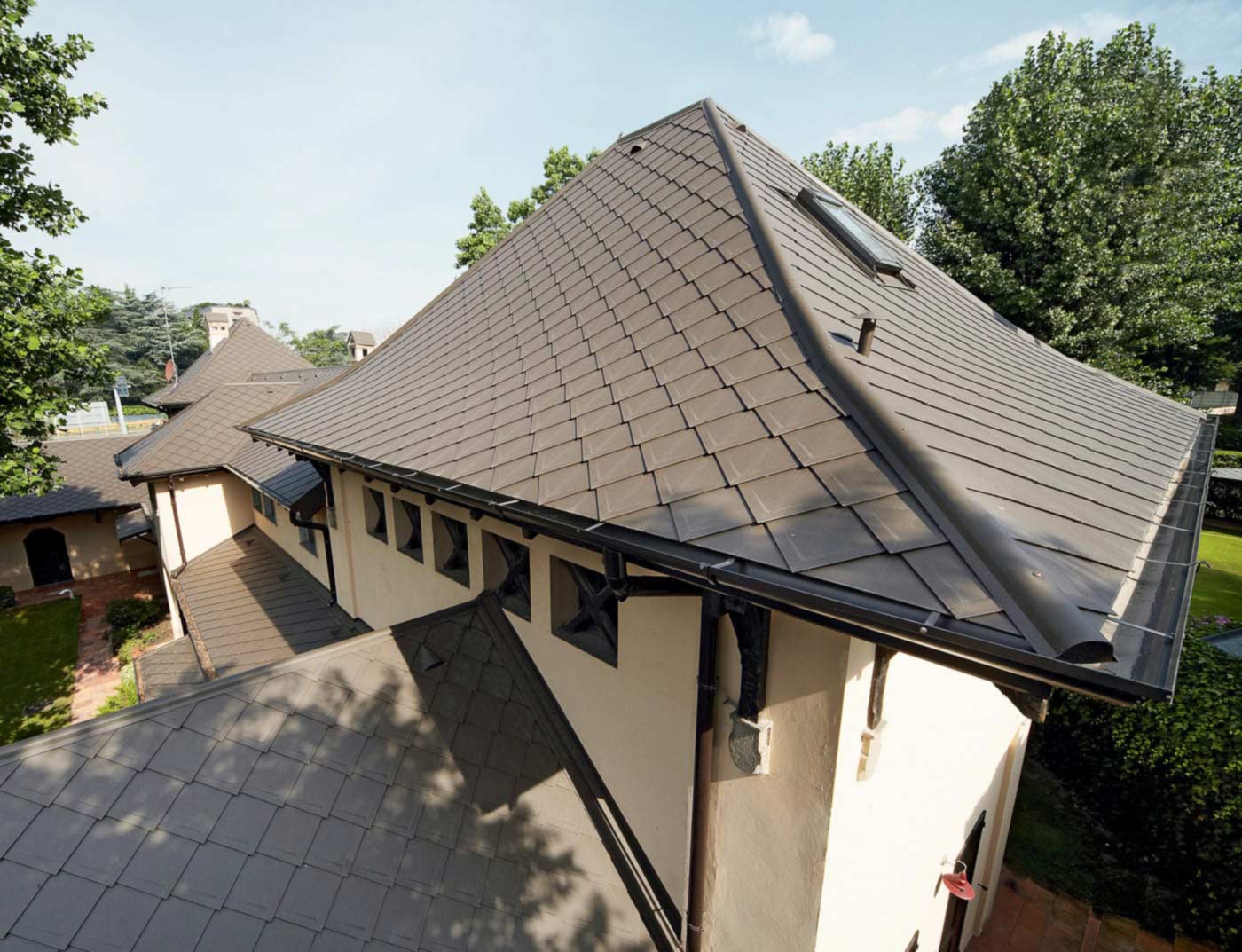 Obiekty referencyjne PREFA Systemy dachowe Dachówka romb 29x29 01 P.10 brązowy