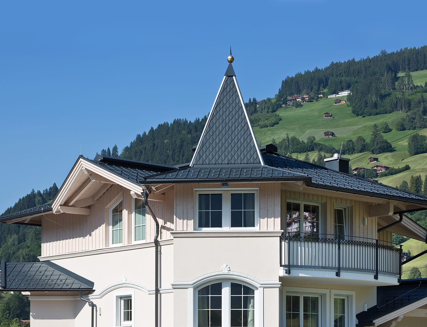 Obiekty referencyjne PREFA Systemy dachowe Małe dachówki romb 01 P.10 brązowy