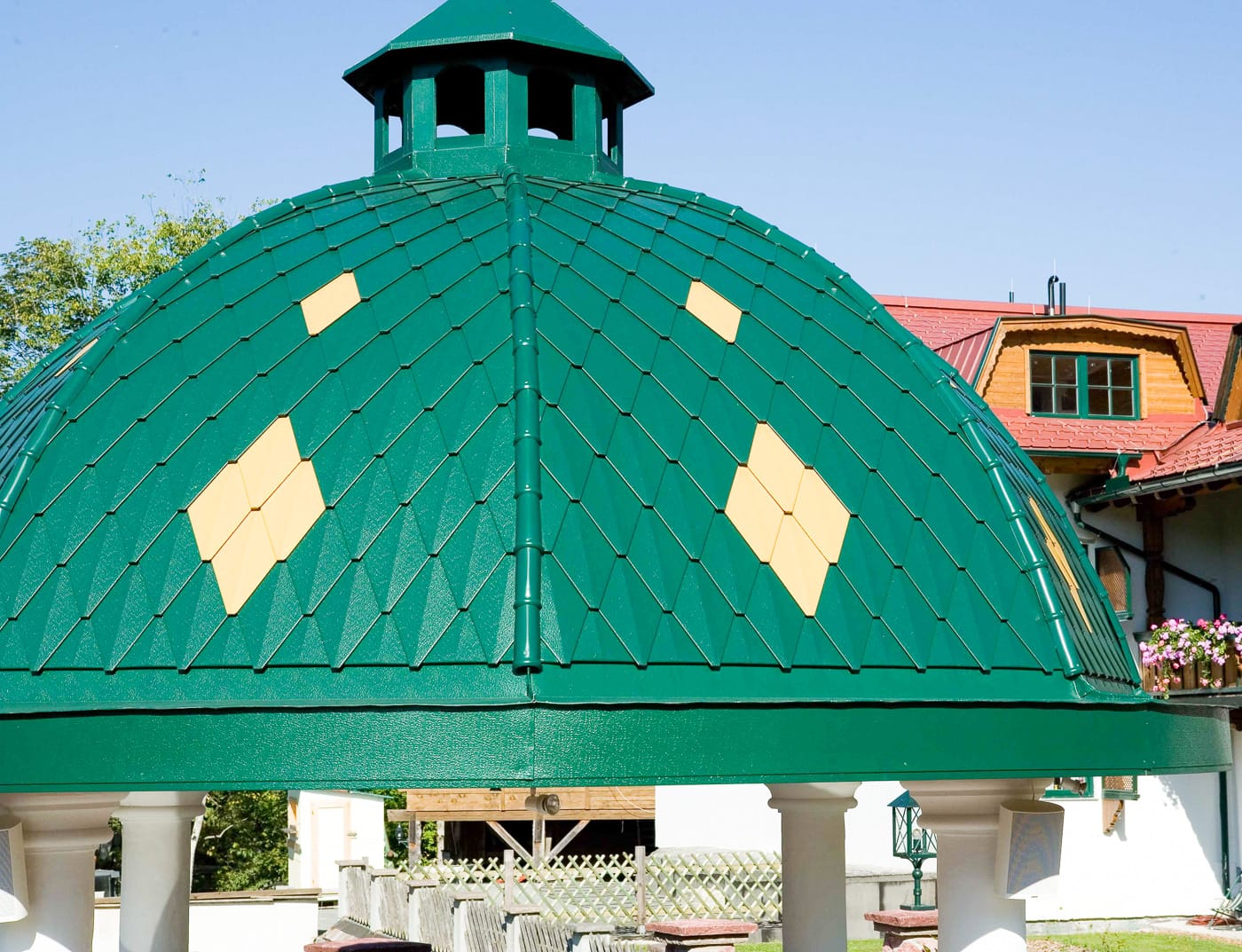 Obiekty referencyjne PREFA Systemy dachowe Małe dachówki romb 06 P.10 zieleń mchu