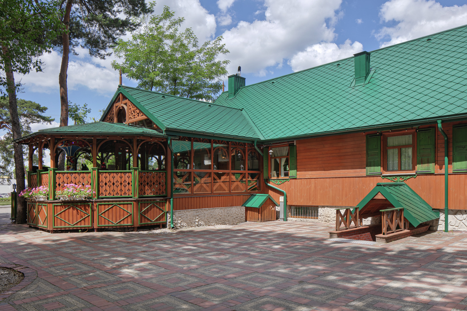 Obiekty referencyjne PREFA Systemy dachowe Dachówka romb 29x29 06 P.10 zieleń mchu