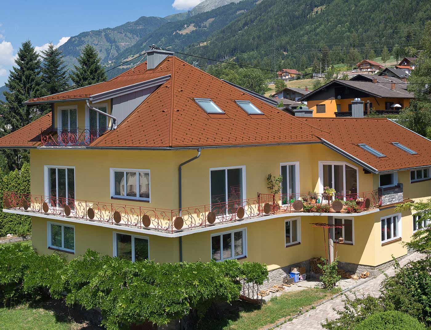 Obiekty referencyjne PREFA Systemy dachowe Dachówka romb 29x29 04 P.10 ceglasty