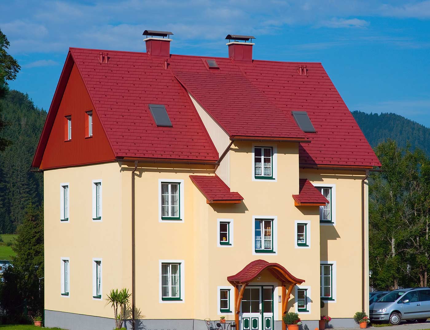 Obiekty referencyjne PREFA Systemy dachowe Dachówka łupkowa 05 P.10 czerwony