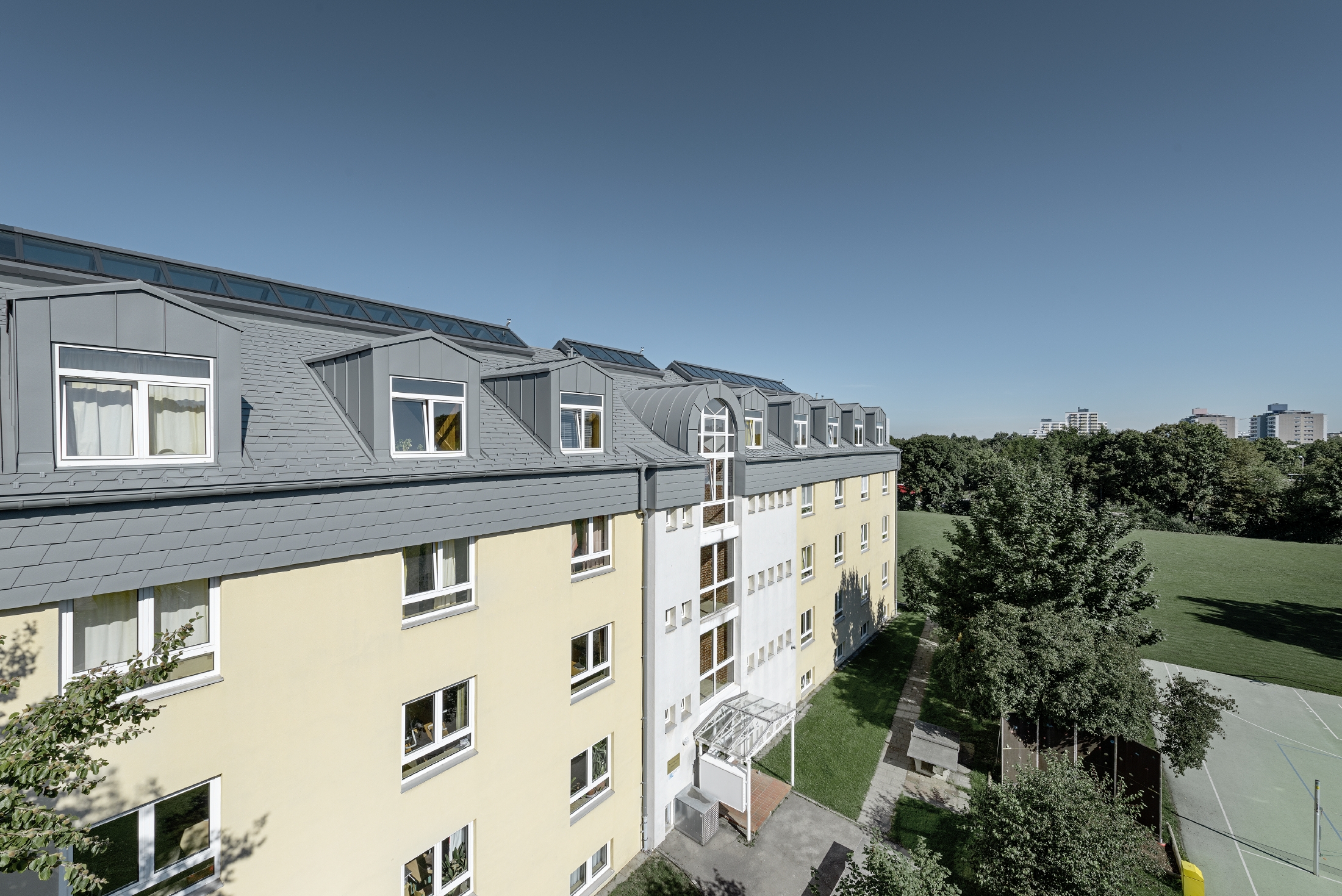 Obiekty referencyjne PREFA Systemy dachowe Dachówka łupkowa 07 P.10 jasnoszary