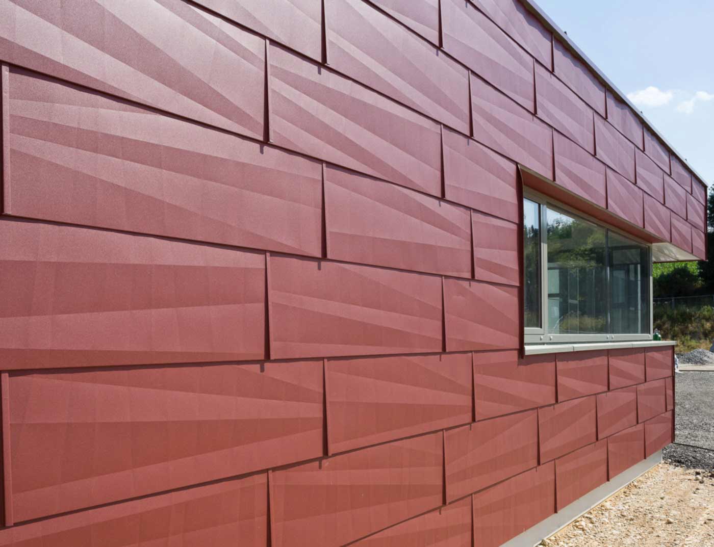 Obiekty referencyjne PREFA Systemy elewacyjne Panel elewacyjny FX.12 05 P.10 czerwony