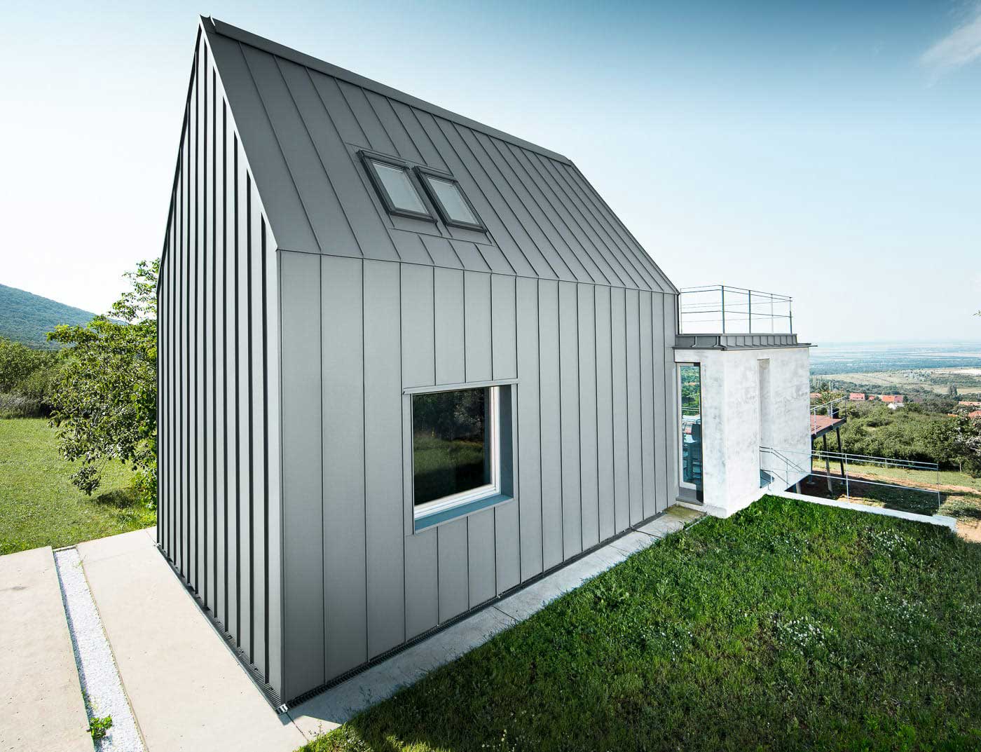 Obiekty referencyjne PREFA Systemy elewacyjne System fasadowy Prefalz® 07 P.10 jasnoszary