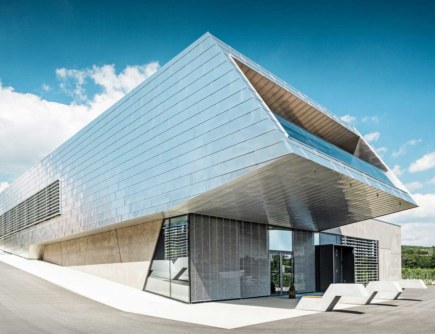 Obiekty referencyjne PREFA Systemy elewacyjne System fasadowy Prefalz® 13 naturalny